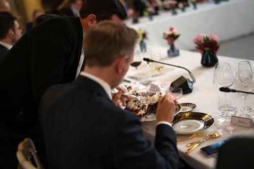 Service du gâteau emblématique franco-allemand lors du Conseil des Ministres franco-allemand