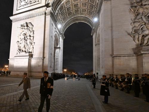 Ravivage de la Flamme du Soldat inconnu sous l’Arc de Triomphe à Paris