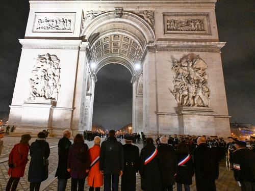 Ravivage de la Flamme du Soldat inconnu sous l’Arc de Triomphe à Paris